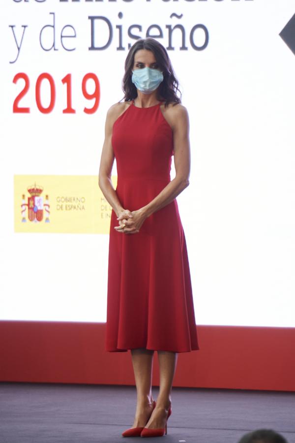 En su visita a Valencia, después de pasar por Benidorm, la reina decidió cambiar de vestido y abandonó su floreado Adolfo Domínguez por un diseño algo más arreglado en color rojo y de escote halter, que ya lució el año pasado en la cena con las autoridades baleares y repitió en su visita de Estado a Cuba. Este vestido misterioso (no sabemos quién lo firma) fue el look elegido para la entrega de los Premios Nacionales de Innovación y Diseño combinado con unos salones del mismo tono de Carolina Herrera.