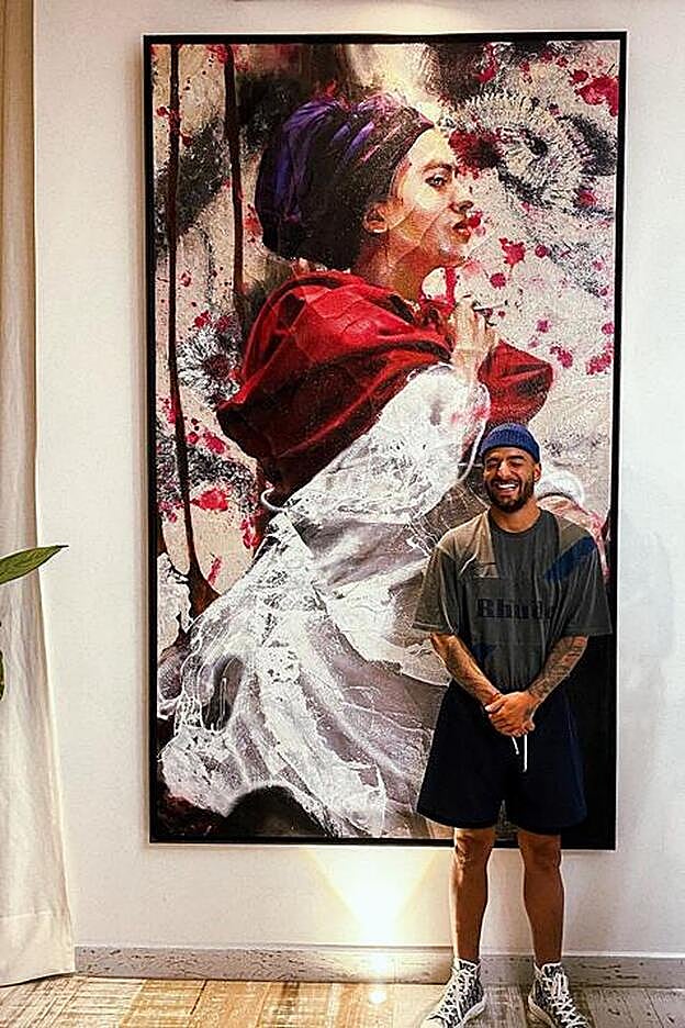 El salón de la casa está decorado con múltiples obras de arte. Este es el cuadro que está al lado de la cocina de concepto abierto..