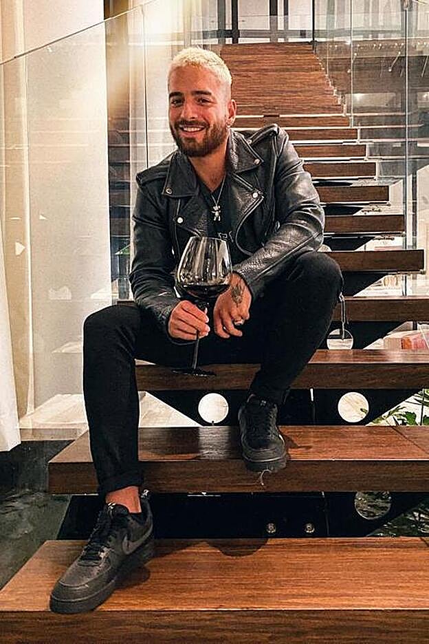 Maluma posa en las escaleras que conectan la oarte superior de la mansión con el gran salón.