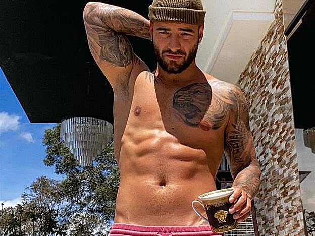 El en vídeo de Ad el cantante asegura que sus tazas favoritas no son las de Versace (con la que posa en esta foto) sino las que tiene con fotos de su familia.