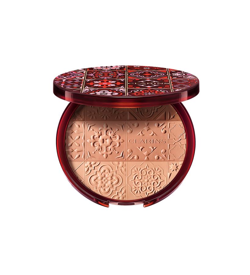 Los tres tonos mates que forman su degradado pueden cromático pueden usarse juntos. No solo proporcionan color, sino que también hidratan el rostro gracias a su fórmula enriquecida con un micropatch vegetal, que fija el agua en su superficie preservándola de la deshidratación. También incluye el complejo anticontaminación específico de la marca.  Bronzing Compact de Clarins  (48 €).