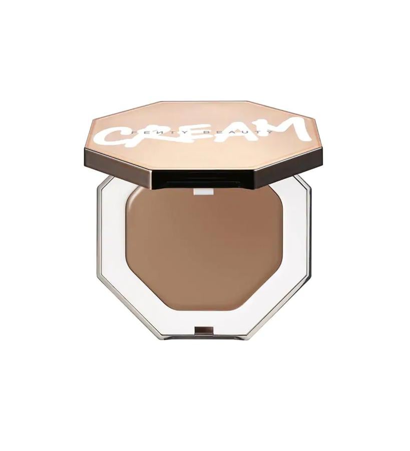 Este bronceador en crema define suavemente el rostro con un brillo bronceado, mientras aporta frescura y naturalidad a tu piel gracias a sus siete tonos transparentes. Su fórmula ligera es fácil de mezclar, resistente al sudor y al agua y se funde instantáneamente con la piel sin efecto pegajoso ni gras. Con ella puedes broncear, definir o contornear.  Cheeks Out Freestyle Cream Bronzer de Fenty Beauty  (32,55 €).