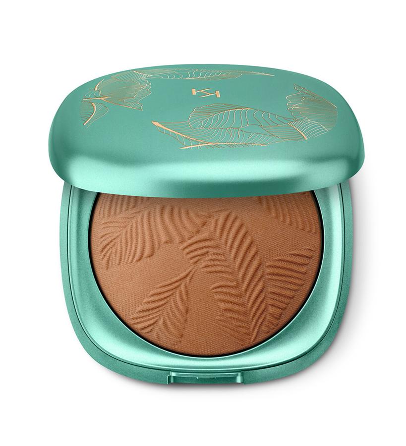 Su fórmula está enriquecida con aceite de jojoba, que proporciona una textura aterciopelada y envolvente, y perfumada con notas exóticas de coco. Disponible en dos versiones: mezcla de dos tonos o un acabado monocromático mate. Unuxpected Paradise Bronzer de Kiko Milano (22,99 €).