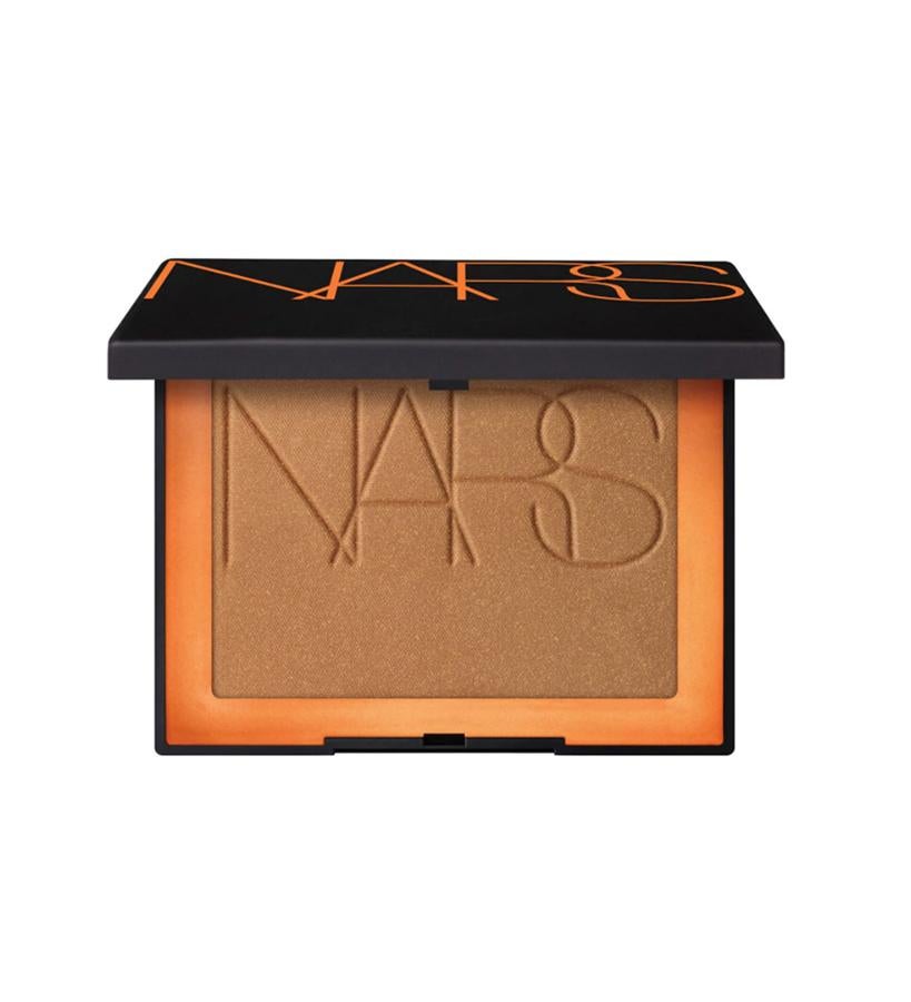 El acabado irisado de estos polvos bronceadores micronizados proporciona un bronceado natural de efecto besado por el sol más deslumbrante. En su fórmula se mezclan aceites y extractos botánicos para ayudar a proteger y suavizar la piel, dejándola hidratada y con una sensación ligera. Se puede usar para redefinir o para crear o potenciar el aspecto de una piel bronceada.  Bronzing Powder Nars  (38 €).