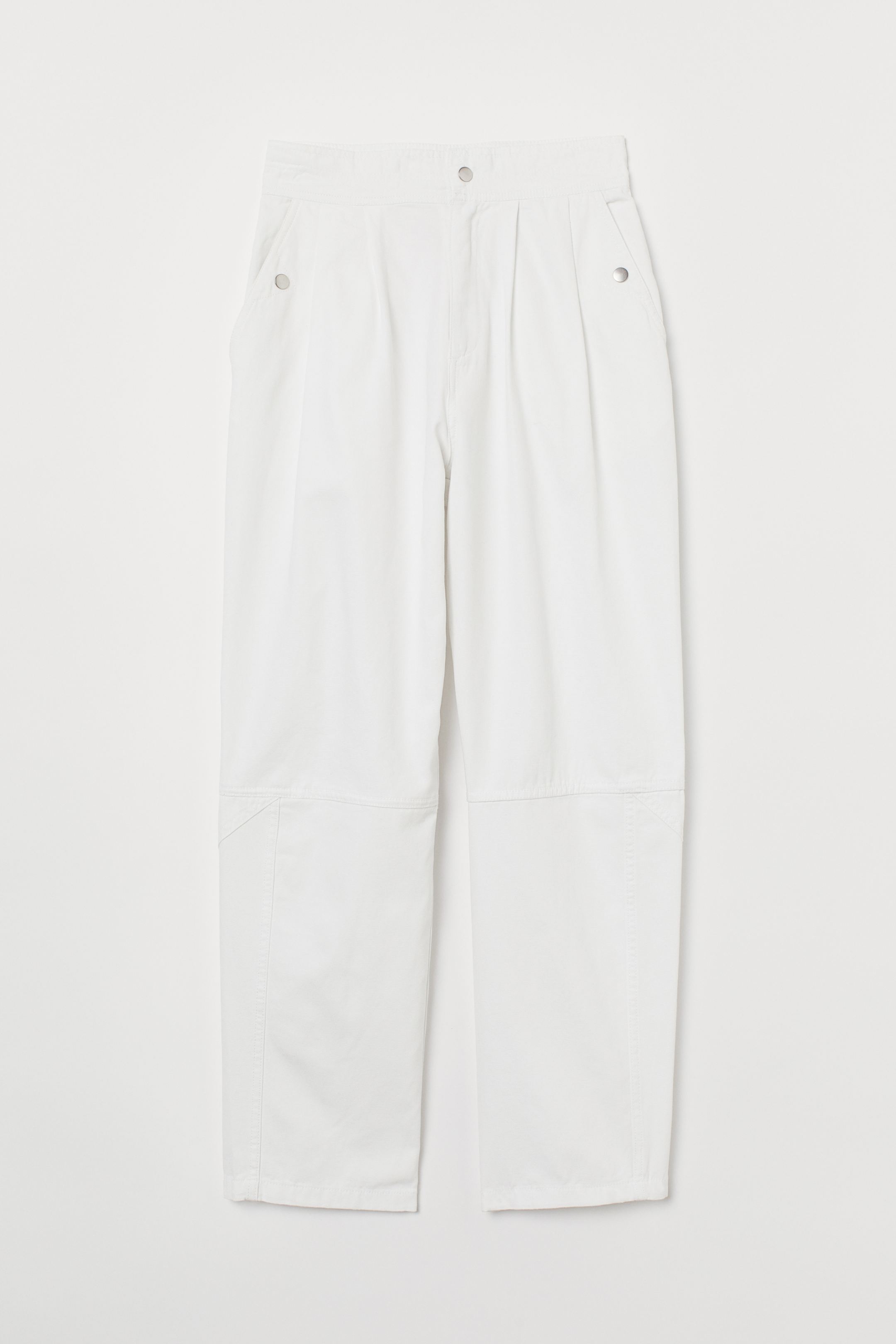 Una de las tendencia más adoradas de la temporada son los pantalones blancos. Ficha estos de sarga con la cintura plisada. Antes: 49,99 euros. Ahora: 19,99 euros.