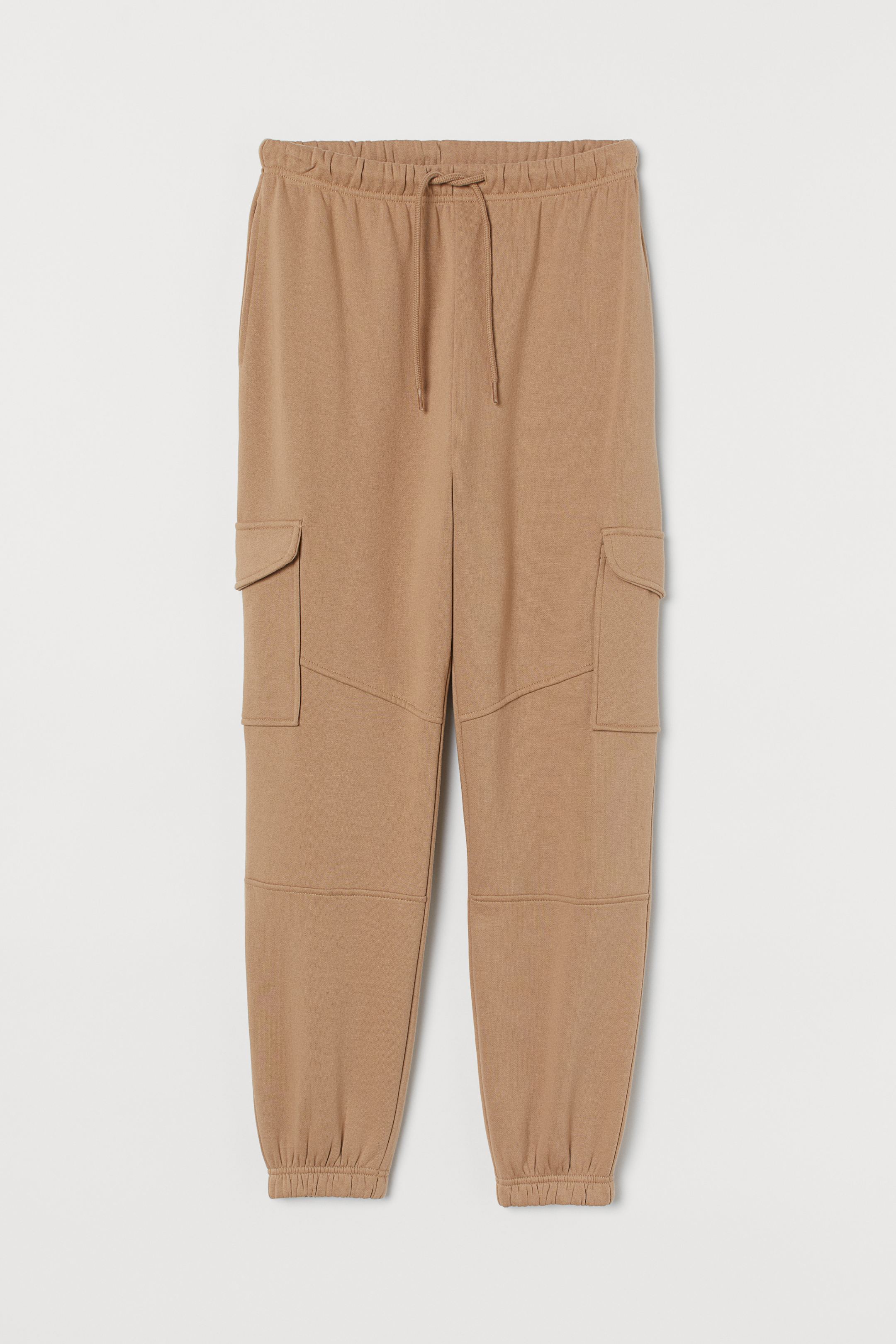 Pantalones tipo joggers en color camel, perfectos para sacarlos partido en la próxima temporada. Antes: 19,99 euros. Ahora: 9,99 euros.