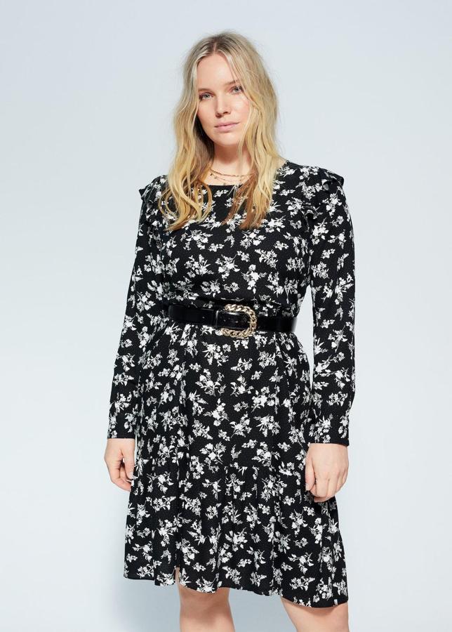 Vestido blanco y negro con flores de manga larga, (29,99 euros).