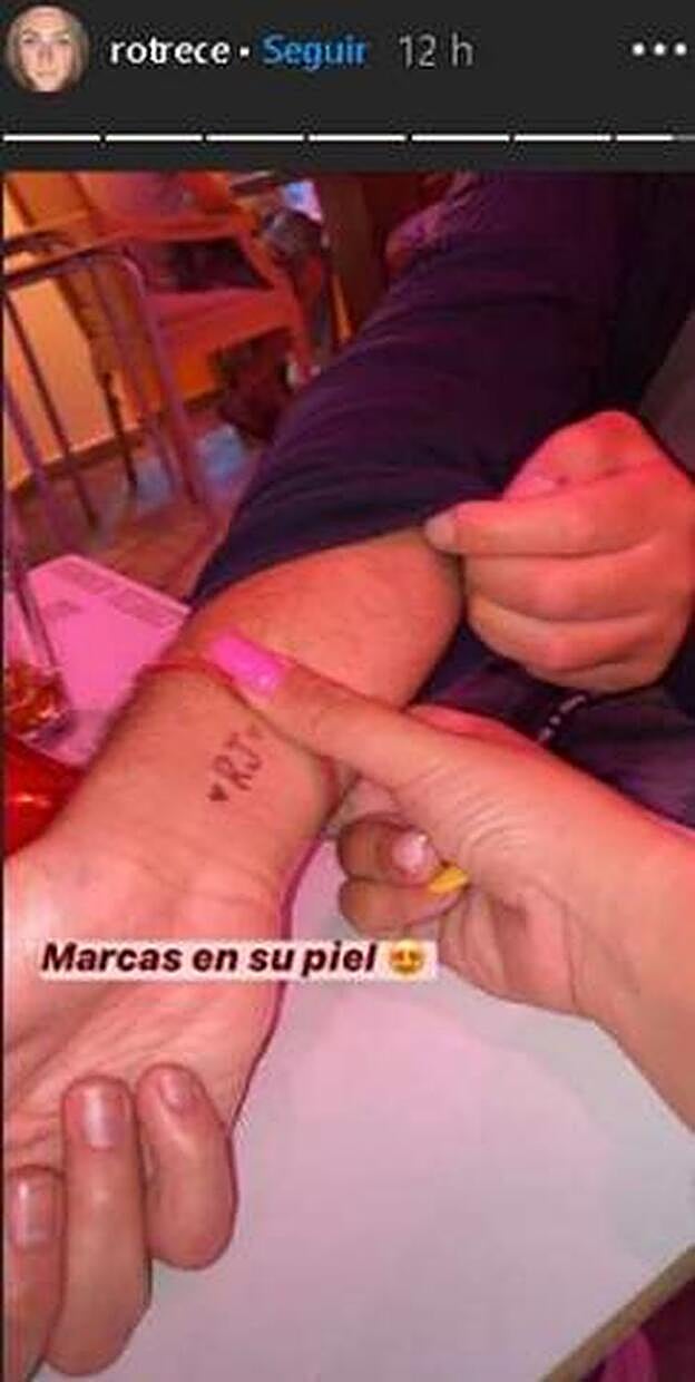 Rocío Flores muestra el homenaje que su hermano ha querido hacerle a su abuela.