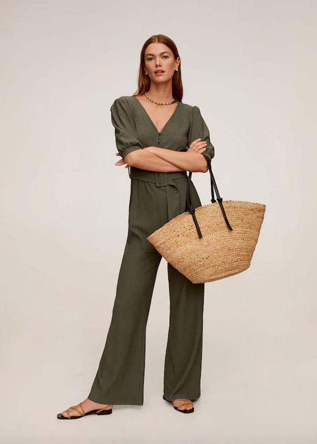 Tejido contextura para este mono largo de Mango con manga corta abullonada, escote de pico y cinturón a tono con hebilla. De 29,99 euros ha pasado a 12,99 euros y está disponible entre las tallas XS y L.