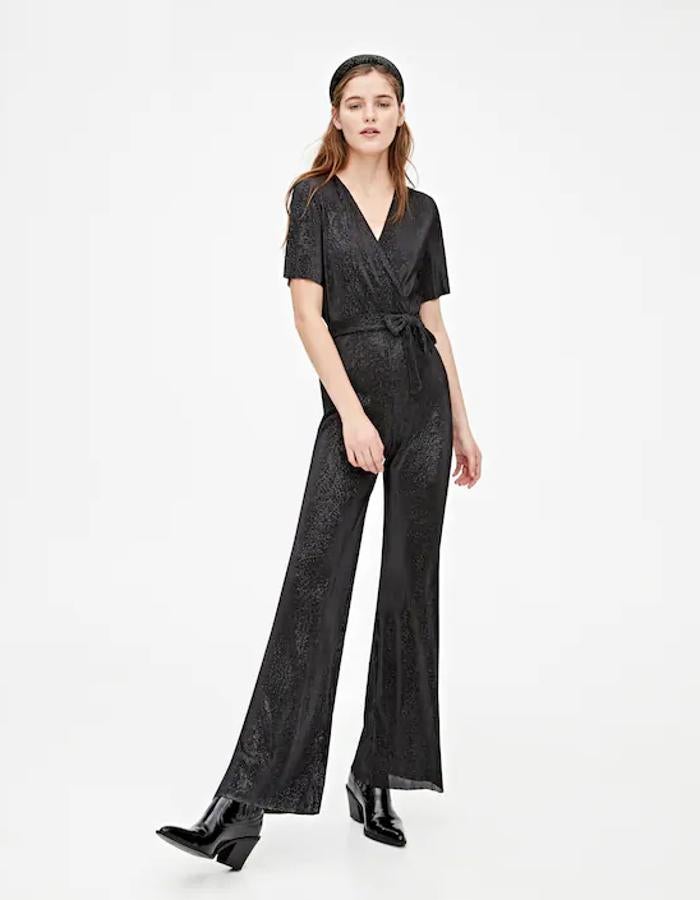 Con detalles metalizados a contraste, este mono largo cruzado en color negro de Pull&Bear viene con escote de pico y cinturón a tono. De 22,99 euros ha pasado a costar 7,99 euros y podemos encontrarlo entre las tallas Xs y L, aunque la última se está agotando.