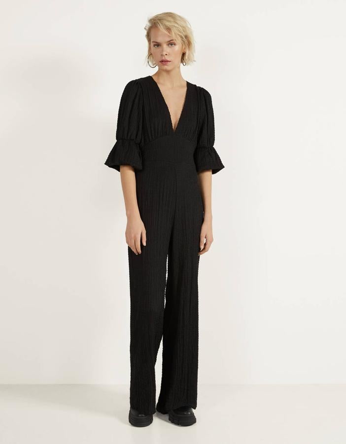 Con escote de pico y manga abullonada, este mono negro de Bershka con cintura elástica y pierna ancha también está disponible en color marrón. De 25,99 euros ha pasado a costar 15,99 euros y podemos encontrarlo entre las tallas XS y L.