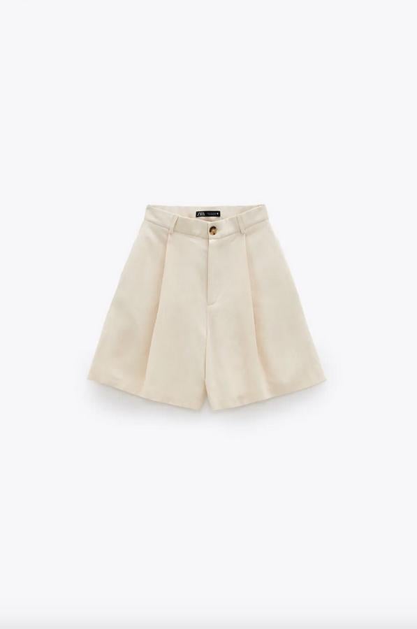 Confeccionada con tejido de mezcla de lino, estas bermudas de Zara pertenecen a la colección sostenible de la firma y viene con detalle de pinzas en el frontal. Cuestan 22,95 euros y están disponibles en las tallas XS, M, L y XL.