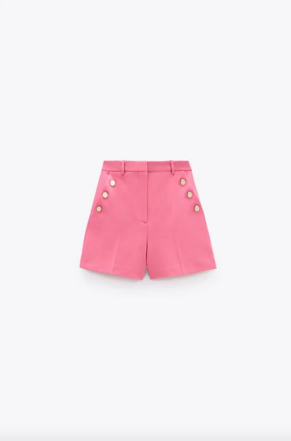 Con detalle de botones dorados en los bolsillos delanteros, estas bermudas en fucsia son de tiro alto y vienen con cierre frontal con cremallera. Con un precio de 19,95 euros, están disponibles entre las tallas XS y XXL. También podemos comprarlos en lila, verde esmeralda y coral.