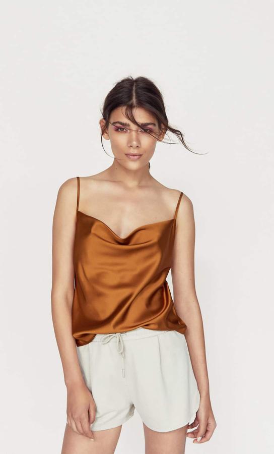 En color piedra, con diseño deportivo y cintura elástica, este short de felpa de Stradivarius tiene un precio de 9,99 euros y está disponible en las tallas M y L.