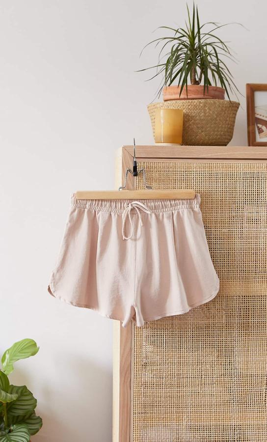 Otra de las propuestas de Stradivarius en tonos claros es este short en rosa salmón con diseño deportivo y cintura elástica. Cuesta 9,99 euros y se ha agotado en todas las tallas pero va a volver a la web.