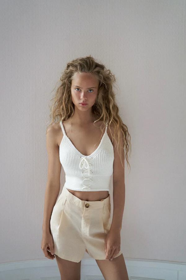 De tiro alto, con elástico en la espalda y detalle de pinzas en el frontal, este pantalón corto de Zara viene con bolsillos laterales en color vainilla. Cuesta 19,95 euros y está disponible entre las tallas XS y XL.