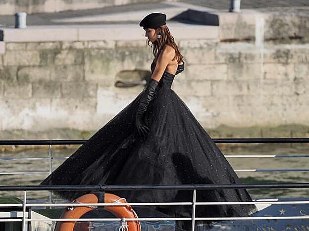 El desfile de Alta Costura de Balmain se ha celebrado sobre un barco que navegaba por el río Sena.