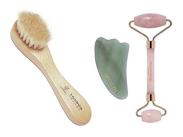 Cepillo facial de madera Hydrea (9,95 €, en Amazon). Rose Quartz Crystal Gua Sha Sculpting Tool de Skin Gym (43,20 €). The Rose Roller Quartz de Omorovicza (60 €).