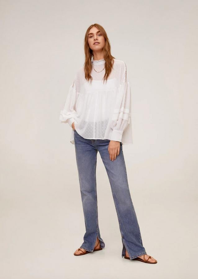 Esta blusa blanca con detalles calados y bordados, cuello mao con detalle de volantes y tejido semitransparente holgado solo está disponible en la web de la firma. De 39,99 euros ha pasado a costar 19,99 euros y solo queda en la talla S.