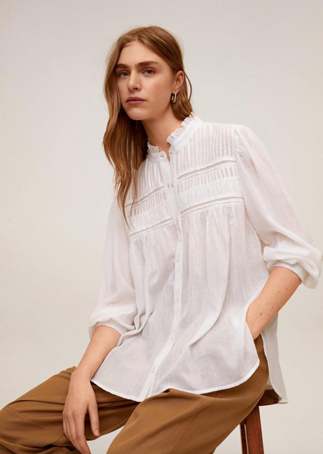 De venta exclusiva en la web de la firma, esta blusa de algodón orgánico con diseño ancho, cuello mao y detalle de volantes en el cuello costaba 29,99 euros y ahora podemos comprarla por 19,99 euros en las tallas S, M y L.