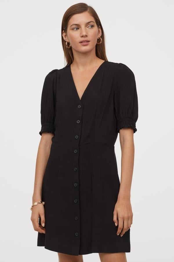 Si buscas un recambio a tu LBD (Little Black Dress) este puede ser un buen aspirante. Con escote de pico, botones en el frontal y costura en la cintura, costaba 19,99 euros y ahora está disponible por 12,99 euros en las tallas 32 y 34.