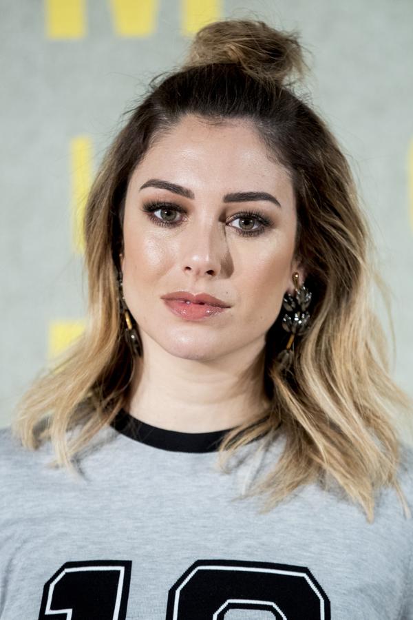 Un peinado que puede ser perfecto para el día a día, pero también para asistir a algún evento. Un semirecogido terminado en moño que solo sujeta la parte del flequillo y que es muy cómodo.