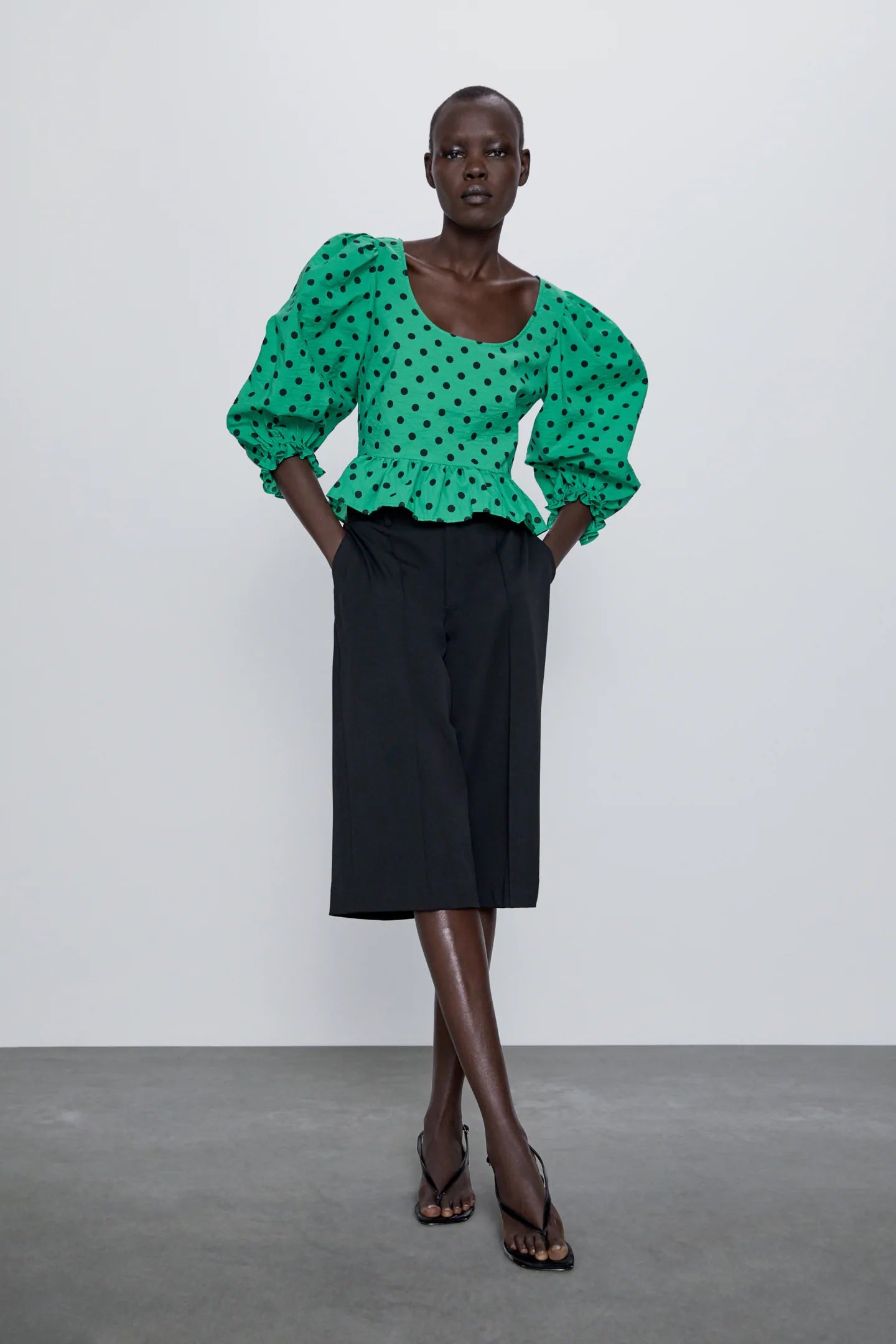 Esta blusa verde de mangas abullonadas es un best seller de Zara y ahora está rebajada a 9,99 euros. No la dejes escapar.