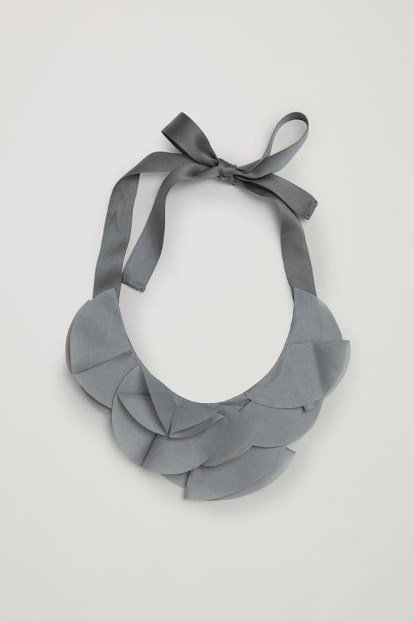 Collar tipo babero con origami de tela, de COS (45 €).