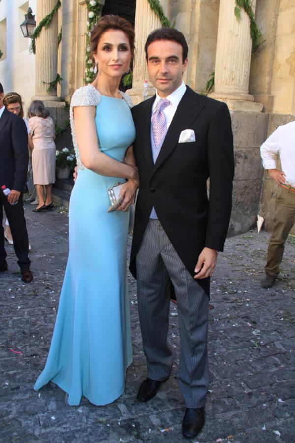 En 2014, Enrique Ponce y Paloma Cuevas asistieron a una boda en la que ella deslumbró con este vestido azul largo con escote a la espalda y brillantes en los hombros.