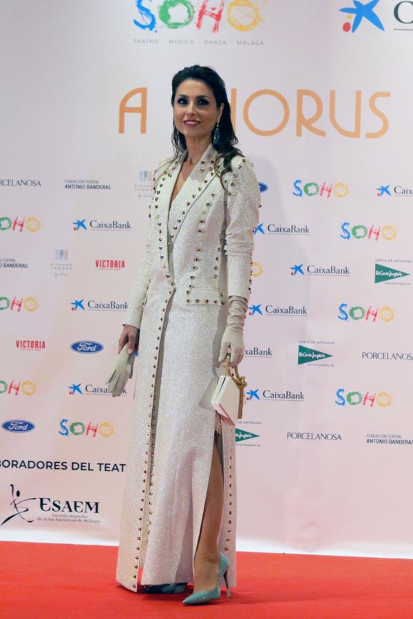 Este es uno de los looks más recientes que tenemos de Paloma Cuevas. El pasado años, al ya ex mujer de Enrique Ponce asistía a un evento promocional con este vestido tipo abrigo de brillantes y adornado con tachuelas.