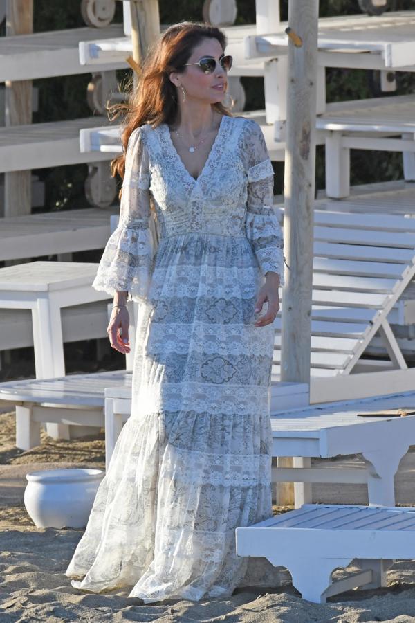 Paloma Cuevas demostró que los estilismos del día a día también se le dan de maravilla con este vestido largo blanco de encaje que lució en la playa de Marbella el pasado año.
