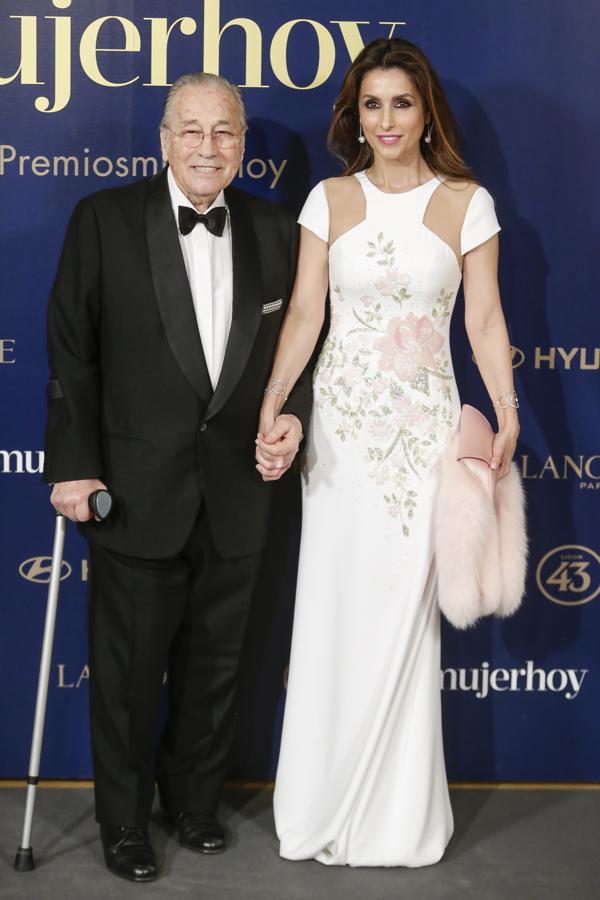 Para los Premios Mujerhoy, Paloma Cuevas escogió un vestido blanco largo con bordados florales rn rosa y verde.