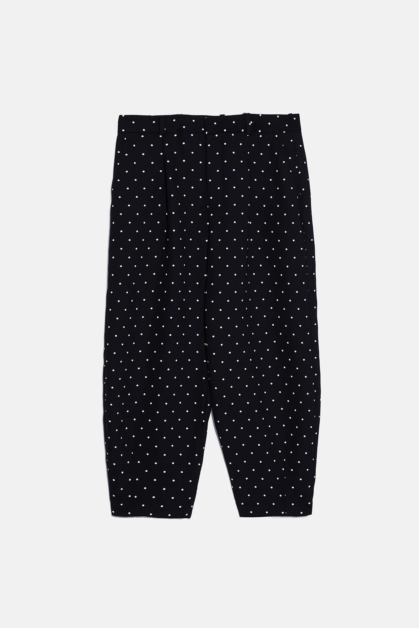 Pantalón slouchy en negro con estampado de lunares. Ideal para ir a la oficina con mucho estilo. De Zara. (Ahora 15,99 euros).