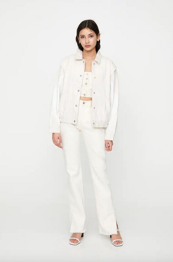 En color beis, con diseño de paneles, cuello clásico y detalle de goma en el bajo, esta cazadora denim de Pull&Bear viene con botones de presión. Tenía un precio de 39,99 euros y ahora podemos comprarla por 12,99 euros entre las tallas XS y XL.