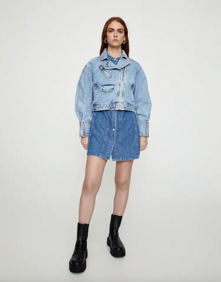 Estilo biker con cierre de cremallera para esta cazadora denim de Pull&Bear en azul claro. De 35,99 euros ha pasado a 12,99 euros y está disponible entre las tallas XS y XL, aunque esas dos se están agotando.