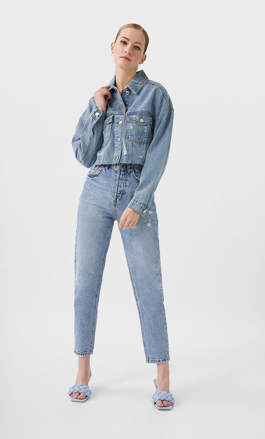 De cuello de solapa y manga larga abullonada, esta cazadora en denim claro de Stradivarius tiene los bajos con acabado deshilachado. De 25,99 euros ha pasado a 15,99 euros y está disponible en las tallas S, M y L.