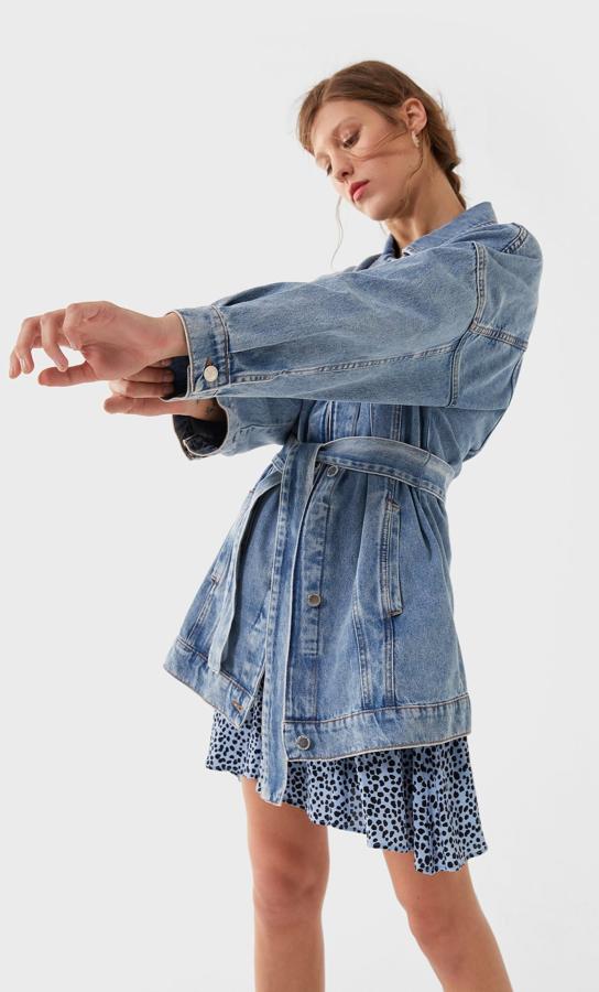 En Stradivarius hemos encontrado esta propuesta en denim claro, con diseño oversize y cinturón a tono. De 35,99 euros ha pasado a 19,99 euros y está disponible entre las tallas XS y L, aunque la mayoría se están agotando.