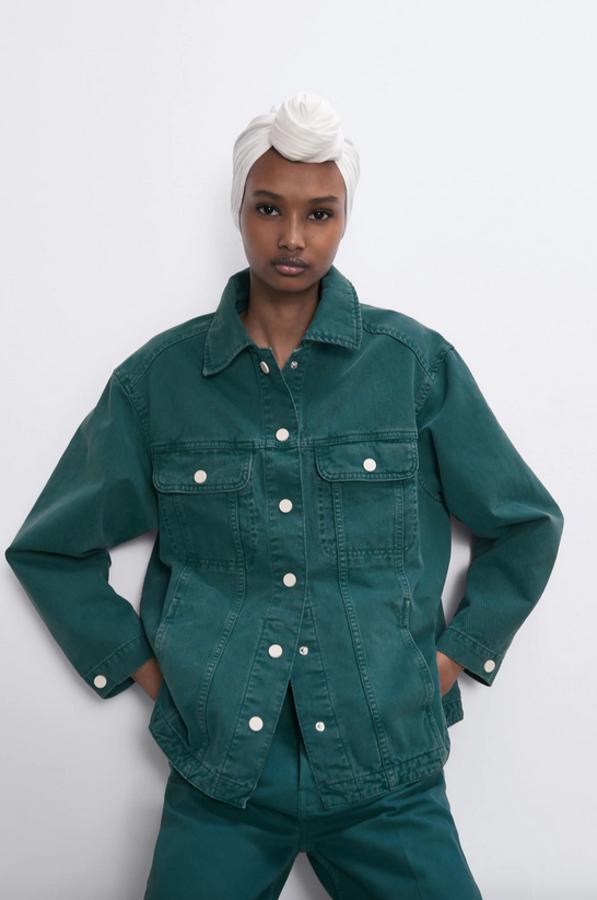 Porque no solo de azul vive el denim, en Zara hemos encontrado esta cazadora con cuello solapa y manga larga con bolsillos de plastrón con solapa. Los bajos tienen aberturas laterales y de 39,95 euros ha pasado a 19,99 euros. Podemos encontrarla entre las tallas XS y L.