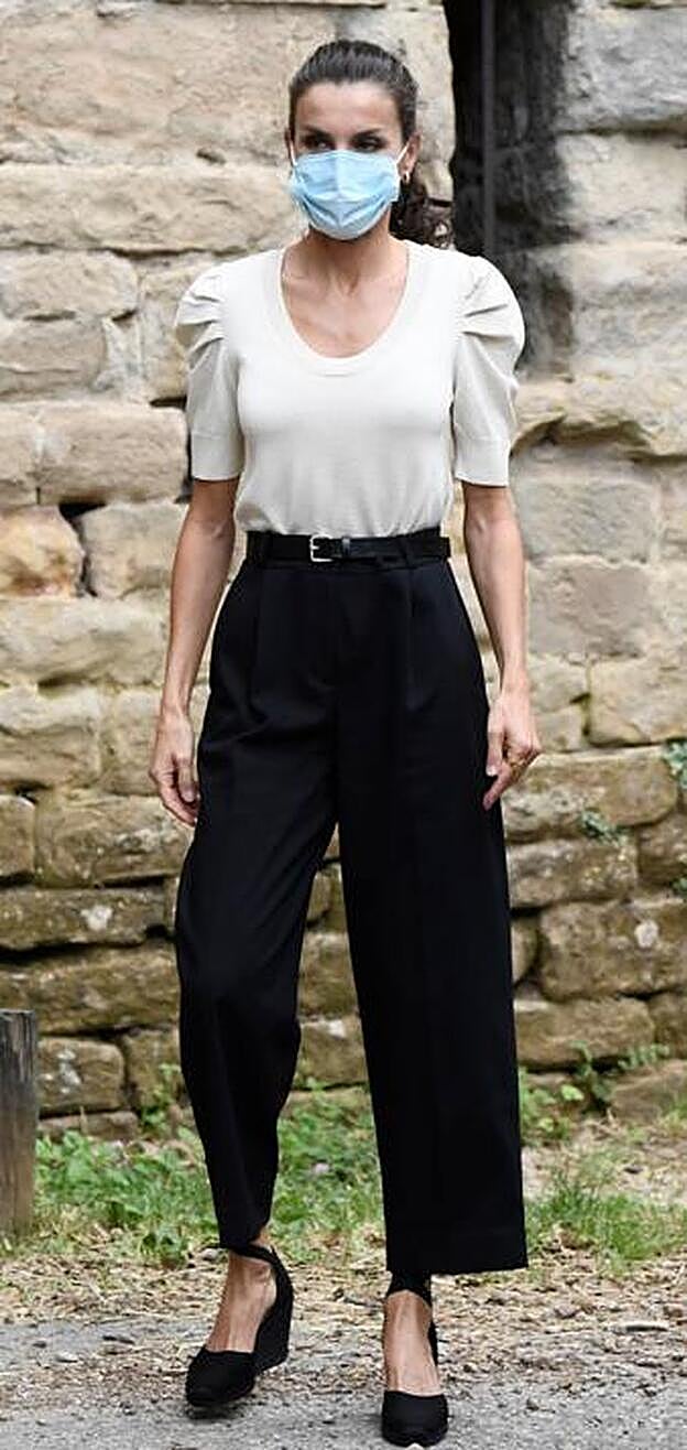 La reina Letizia ha elegido un look de pantalones en blanco y negro para su visita a la provincia de Huesca.