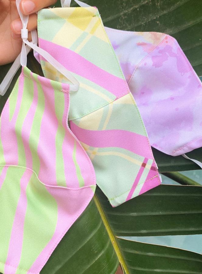 Pack de 3 mascarillas con estampados en tonos pasteles de Laagam (39 euros). La firma promueve el uso de estas mascarillas, ya que las de un solo uso está disparando el consumo de plástico y contaminando los océanos: el usar y tirar siempre acaba por salirnos muy caro a todas.