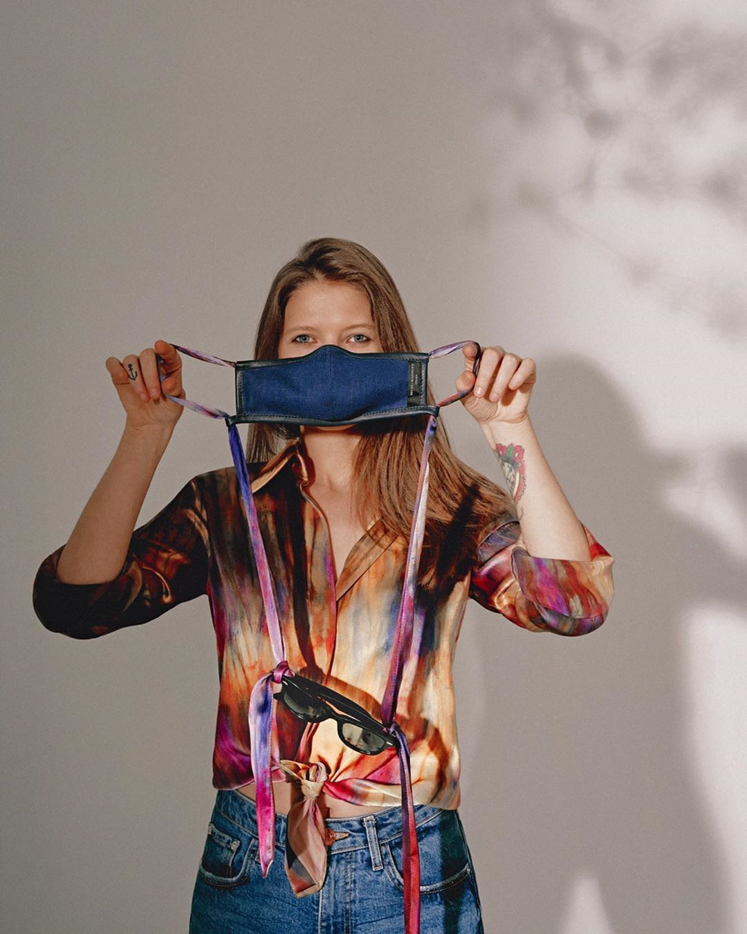 Mascarilla higiénica de lino azul de Miguel Marinero (29 euros). Con filtros intercambiables y cinta de seda estampada.