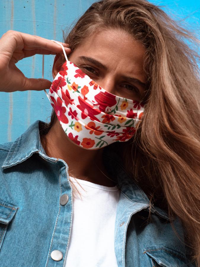 La firma Evermine ha sacado mascarillas reutilizables con diferentes estampados. Unas mascarillas que, demás de utilizar un tejido certificado por sus propiedades hidrófuga y antibacteriana, incluyen una segunda capa que actúa como filtro (TNT de viscosa y PES) e incorporan el color y el estilo en la tercera capa, la de algodón hipoalérgico.