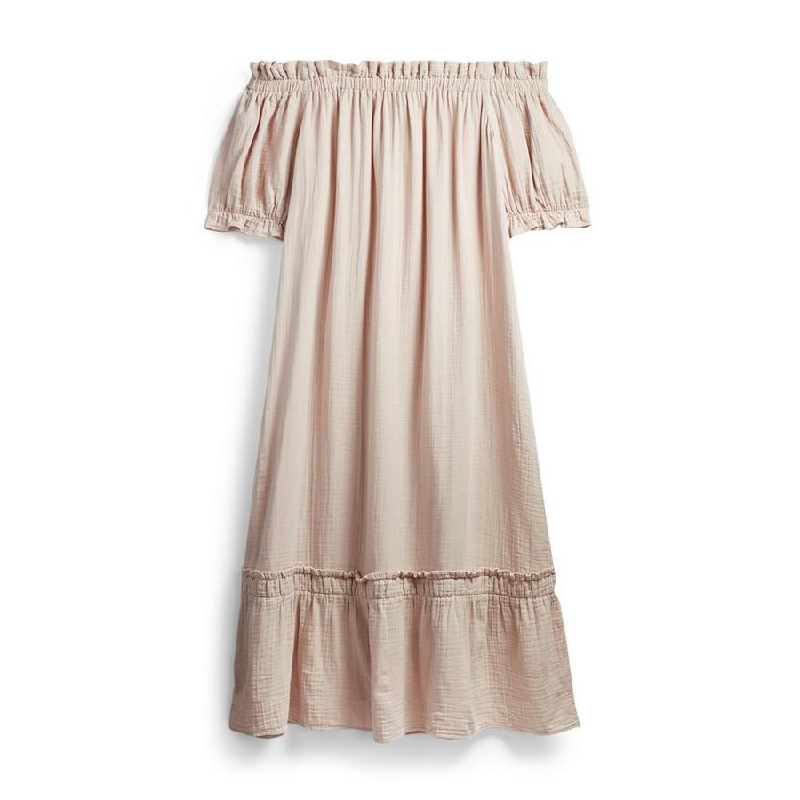 Vestido nude con cuello barco y volante en el bajo (22 euros).