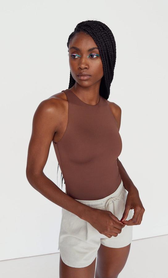 Una prenda tan veraniega como el body no podía faltar en esta selección y este de Stradivarius en marrón chocolate viene con cuello halter en mezcla de poliamida. Cuesta 12,99 euros y está disponible entre las tallas XS y L.