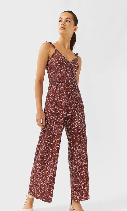 Con el mismo estampado que la versión corta, en Stradivarius hemos encontrado este mono largo de tirantes con escote de pico cuesta 19,99 euros y está disponible en las tallas S, M y L.