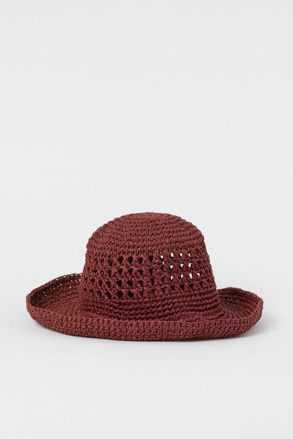 El marrón chocolate también ha llegado a los complementos y en H&M hemos encontrado este veraniego sombrero de paja que tiene un precio de 14,99 euros y está disponible en las tallas S, M y L.