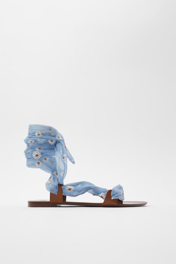 Sandalias planas con tira de gasa estampada, de Zara (29,95 €).