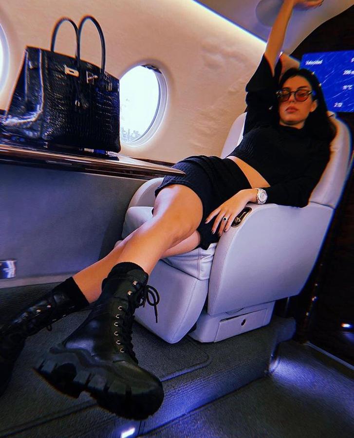 Además del bolso, Georgina también presumen en las redes de piezas de precios estratosféricos como este reloj Rolex, que cuenta con diamantes tanto en la caja como en la correa y que tiene un valor que supera los 70.000 euros.
