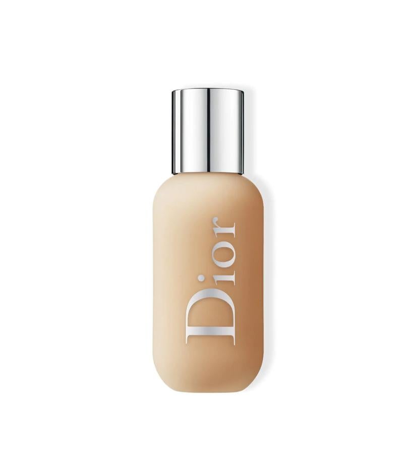 La cobertura se modula a medida, garantizando un acabado luminoso: desde los reflejos más naturales hasta la perfección de la alta cobertura. Disponible en 40 tonos, elimina cualquier imperfección con un acabado profesional y es resistente al agua y al calor.  Dior Backstage Face & Body Foundation de Dior  (40,95 €).