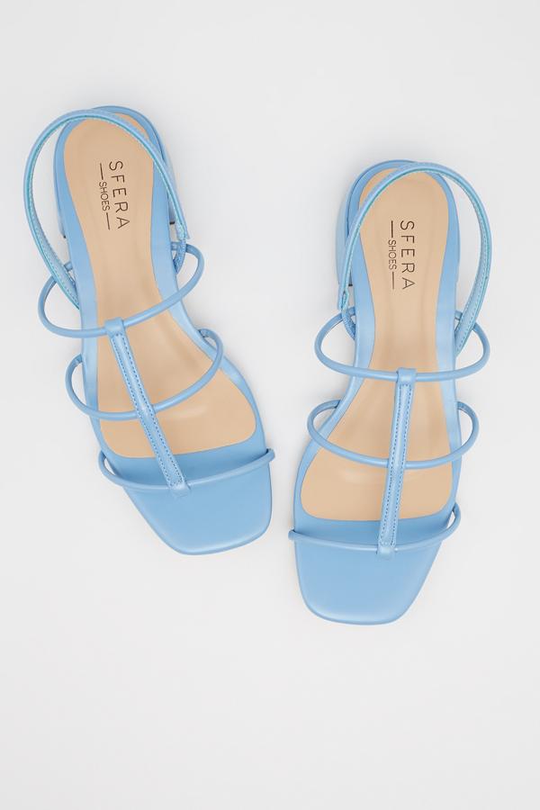 Sandalias de tiras azules, con tacón cuadrado bajo, de la nueva colección de Sfera (19,99 euros).